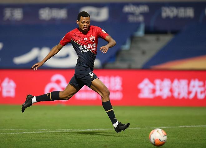 乐竟体育中文-福建黑龙江佳兆业防守坚毅，成功击败对手(曾建祥挂职原因)